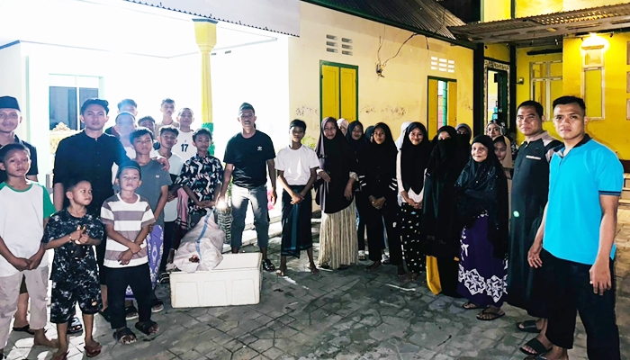 Polda Gorontalo saat menyalurkan daging qurban kepada sejumlah panti asuhan. [foto:ist]
