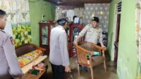 Personel dari Kepolisian saat membantu mengevakuasi barang-barang warga yang terdampak banjir. [foto:ist/humas]