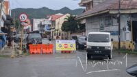 Suasana Simpang Empat Traffic Light Raja Eyato saat uji coba penerapan satu jalur, Senin 2 Juni 2025. [Foto: FikarBuntuan/Nusantara1]
