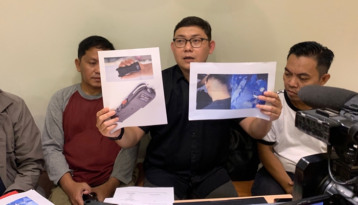 Kuasa hukum korban, Ricki Monintja, Yusri Ibrahim dan Ronal Husain, yang turut didampingi ayah korban, saat memberikan keterangan kepada awak media, Senin, 7 Juli 2025. [foto:fikar buntuan/nusantara1]