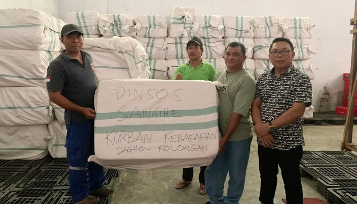 Kadis Sosial Kepulauan Sangihe, Doktarius Pangandaheng saat menjemput bantuan untuk korban kebakaran dari Kemensos, Jumat 4 Juli 2025. [foto:ist/humas]