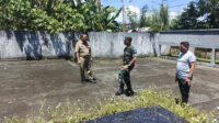Kadis Sosial Sangihe, Doktarius Pangandaheng bersama Dandim 1301 Sangihe, Letkol CZI. Nazarudin saat bersih-bersih TMP Santiago, Rabu 30 Juli 2025./ist