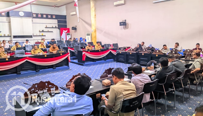 Rapat Banggar bersama TAPD terkait hasil evaluasi Ranperda Perubahan oleh gubernur. [foto:juna/nusantara1]