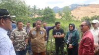 Wakil Ketua DPRD Provinsi Gorontalo, Ridwan Monoarfa bersama Pansus Pertambangan saat berkunjung ke Desa Hulawa, Kecamatan Buntulia, Kabupaten Pohuwato, Kamis 28 Agustus 2025. [foto:ist/setwan]