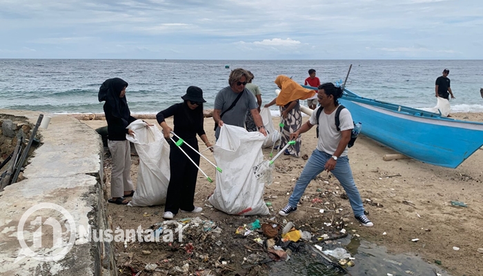 Mr. Frank asal Selandia Baru bersama warga sekitar wisata Hiu Paus Gorontalo, saat melakukan aksi pembersihan di sekitar pantai, Kamis 28 Agustus 2025. [foto: fikar/nusantara1]