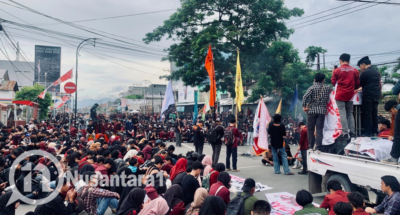 Ribuan massa aksi di Gorontalo pada Jumat, 29 Agustus 2025 saat mengirimkan doa kepada Affan Kurniawan seorang pengemudi Ojol yang tewas dalam aksi di, Senayan, Jakarta Pusat, Kamis malam, 28 Agustus 2025. [foto: fikarbuntuan/nusantara1]