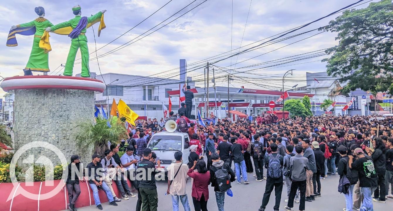 Aksi mahasiswa UNG di Bundaran Saronde Kota Gorontalo. [foto:juna/nusantara1]