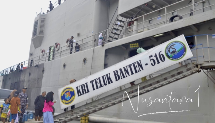 Suasana KRI Teluk Banten - 516 yang bersandar di Pelabuhan Kota Gorontalo. [foto:fikar/nusantara1]
