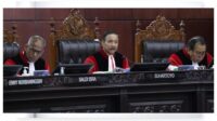 Ketua MK Suhartoyo (kanan) bersama Wakil Ketua MK Saldi Isra dan Hakim Konstitusi Arief Hidayat, dalam sidang pengucapan putusan Perkara 124/PUU-XXIII/2025 di Gedung MK, Kamis, 28 Agustus 2025. [foto:ist/humas MK]