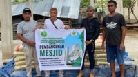 Panitia Pembangunan Masjid Al Ikhlas Desa Modelidu terima bantuan 50 sak semen.