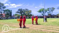 Keyla dan Stevany saat latihan membawa baki di lapangan Buladu. [foto:juna/nusantara1]