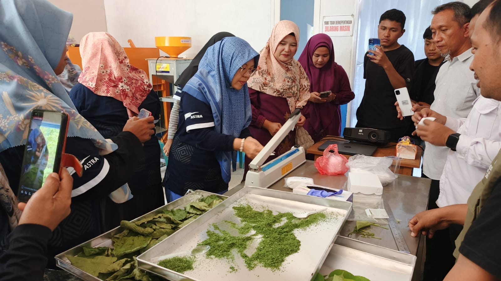 PendampinganTim Pengabdian Kepada Masyarakat (PKM) dari Universitas Ichsan (UNISAN) Gorontalo di Desa Tabongo Timur, Kecamatan Tabongo, Gorontalo. [foto: istimewa/humas]