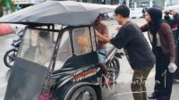 Komunitas Peluk Asa saat memberikan bantuan, Jumat 5 September 2025. [foto: fikar/nusantara1]