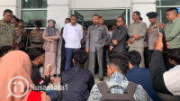 Sejumlah masa aksi saat menggelar demonstrasi di depan gedung DPRD Provinsi Gorontalo, Senin, 22 September 2025. [foto: fikarbuntuan/nusantara1]
