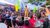 Gubernur Gorontalo Gusnar Ismail saat menemui massa aksi. [foto:juna/nusantara1]