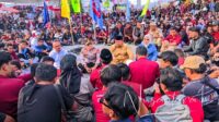 Gubernur Gorontalo Gusnal Ismail dan Wagub Idah Syahidah bersama Forkopimda duduk bersama Massa Aksi. [foto:juna/nusantara1]