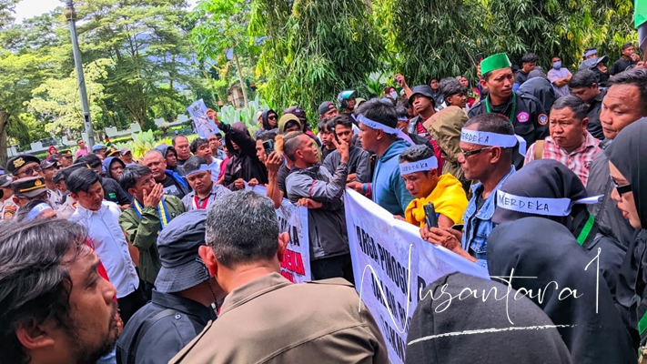 Aliansi Pinogu Merdeka gelar aksi di Kantor Bupati Bone Bolango. [foto:juna/nusantara1]