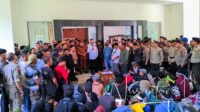 Bupati Bone Bolango Ismet Mile temui Massa Aksi. [juna/nusamtara1]