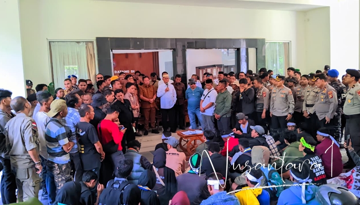 Bupati Bone Bolango Ismet Mile temui Massa Aksi. [juna/nusamtara1]