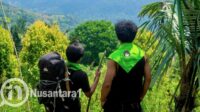 Dua orang pendaki, saat beristirahat dan ditemani pemandangan alam di sekitar jalur pendakian puncak Gunung Palakala, Desa Dulamayo Utara, Kecamatan Telaga Biru, Kabupaten Gorontalo, Minggu, 31 Agustus 2025. [foto: fikarbuntuan/nusantara1]