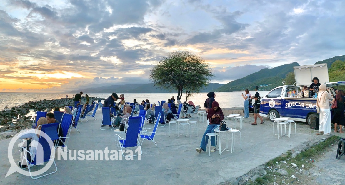 Pengunjung Side Car Coffee saat menikmati sunset, Rabu, 10 September 2025. [foto: fikarbuntuan/nusantara1]