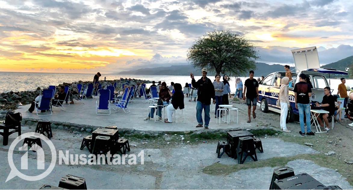 Pengunjung Side Car Coffee saat menikmati sunset, Rabu, 10 September 2025. [foto: fikarbuntuan/nusantara1]