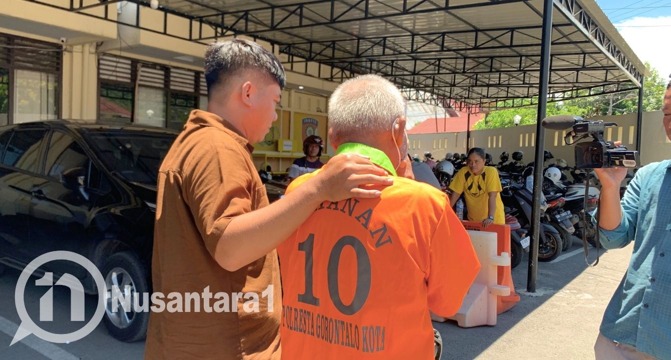 Seorang pria paruh baya berinisial HB, tersangka pencurian bentor dan sepeda motor di Kota Gorontalo saat dihadirkan dalam konferensi pers, Kamis, 11 September 2025. [foto: fikarbutnuan/nusantara1]