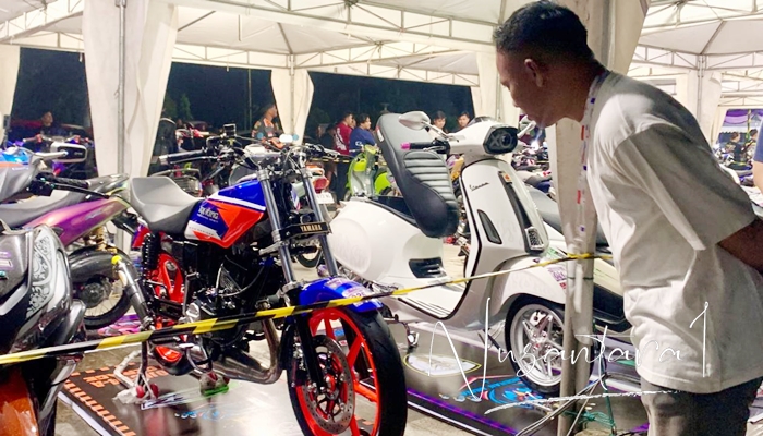 Salah satu sepeda motor RX King yang telah dimodifikasi hingga Rp 120 juta diikutsertakan dalam kontes yang digelar IMI Festival di halaman rektorat UNG, Ahad 14 September 2025. [foto:fikar/nusantara1]