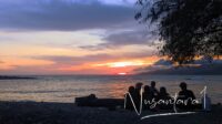 Menikmati lukisan alam senja di pantai kurenai. [foto:juna/nusantara1]