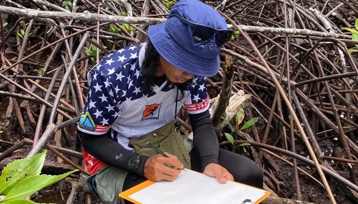 JAPESDA saat menyusuri pohon mangrove di Desa Uwedikan, Kecamatan Luwuk Timur, Kabupaten Banggai, Provinsi Sulawesi Tengah. [foto:ist/japesda]