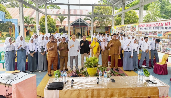 Anggota DPR RI, Rusli Habibie (tengah kemeja putih) foto bersama usai sosialisasikan Empat Pilar Kebangsaan di SMA Negeri 1 Limboto Barat. [foto:ist/tim kerja rusli habibie]