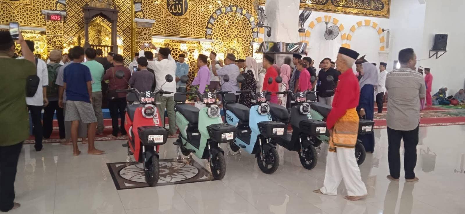 Pembagian walima dan sepeda listrik di Masjid Agung Almarhamah Suwawa Kabupaten Bone Bolango. [foto:Ist/tangkapan layar]