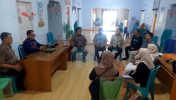 Wakil Ketua DPRD Provinsi Gorontalo, Ridwan Monoarfa saat melakukan kunjungan ke Desa Tilihuwa, Kabupaten Gorontalo demi mendukung pengembangan sebagai desa unggulan penghasil Kacang Gorontalo. [foto:ist/setwan]