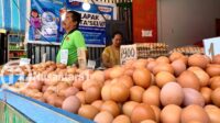 Man Derban, pemilik sebuah kios yang menjual telur di sekitar Pasar Sentral, Kota Gorontalo. [foto: fikarbuntuan/nusantara1]