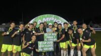 Ketua DPRD Kabupaten Gorontalo, Zulfikar Usira saat menyerahkan medali kepada pemenang turnamen sepak bola YPI CUP I. [foto:ist]