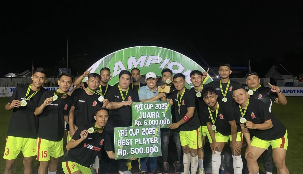 Ketua DPRD Kabupaten Gorontalo, Zulfikar Usira saat menyerahkan medali kepada pemenang turnamen sepak bola YPI CUP I. [foto:ist]