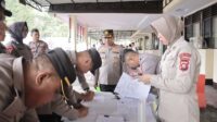 Sejumlah anggota polisi yang diberikan tindakan usai didapati beberapa pelanggaran oleh Polresta Gorontalo Kota. [foto: ist/humas]