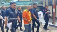MY saat digiring untuk dihadirkan dalam konferensi pers di Polda Gorontalo, Selasa, 11 November 2025. [foto:fikar/nusantara1]