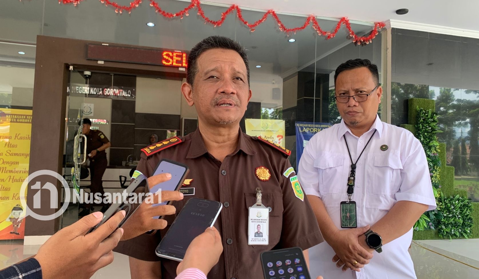 Kepala Kejaksaan Negeri Kota Gorontalo, Edy Hartoyo saat diwawancarai usai kegiatan, Rabu, 12 November 2025. [foto: fikarbuntuan/nusantara1]
