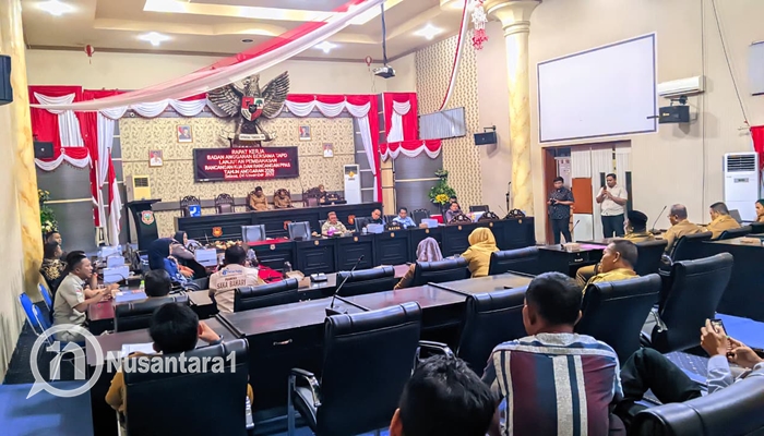 Rapat kerja Banggar bersama TAPD di ruang rapat DPRD. [foto:juna/nusantara1]