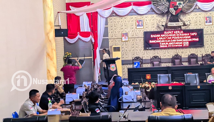 Anggota DPRD Kabupaten Gorontalo, Novalandi Gani (kemeja merah) saat melempar kursi ke dinding. [foto:juna/nusantara1]