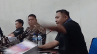 Anggota DPRD Kabupaten Gorontalo, Viecriyanto Mohamad saat menghamburkan berkas. [foto:ist/tangkapan layar]