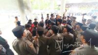Aksi mahasiswa di depan kantor DPRD Kabupaten Gorontalo. [foto:juna/nusantara1]