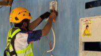 Pemasangan listrik gratis oleh PLN Gorontalo. [foto:ist/pln]