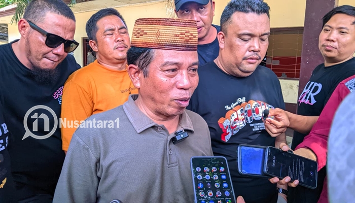 Iskandar Alaina bersama Penambang Rakyat Bone Bolango. [foto:juna/nusantara1]