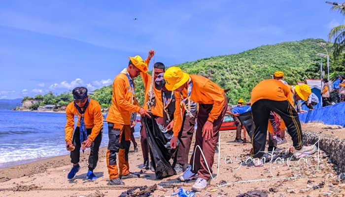 Kontingen Saka Bahari PSN 2025 bersih-bersih pantai di lokasi Hiu Paus Botubarani. [foto:juna/nusantara1]