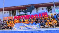 Kontingen Saka Bahari PSN 2025 bersih-bersih pantai di lokasi Hiu Paus Botubarani. [foto:juna/nusantara1]