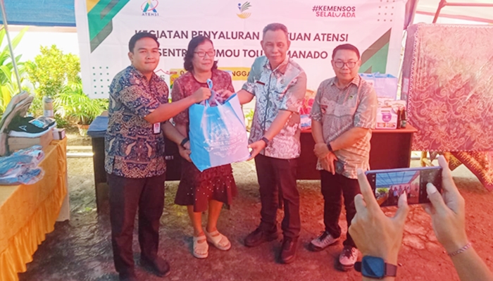Sekda Kabupaten Kepulauan Sangihe, Melanchton Harry Wolff, bersama Kadis Sosial, Doktarius Pangandaheng dan Sentra Tumou Tou Manado bersama para penerima bantuan atensi, Kamis 13 November 2025. [foto:grace/nusantara1]