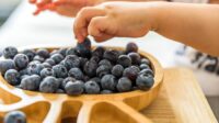 Ilustrasi. Salah satu makanan yang dalam membantu awet muda yakni blueberry karena kaya antioksidan [foto:dok/alodokter]