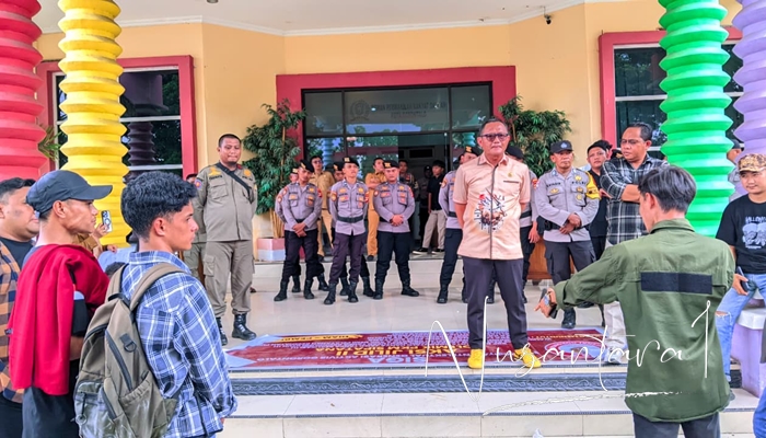 Aliansi Mahasiswa gelar aksi yang diterima langsung oleh Ketua DPRD Kota Gorontalo, Irwan Hunawa. [foto:juna/nusantara1]